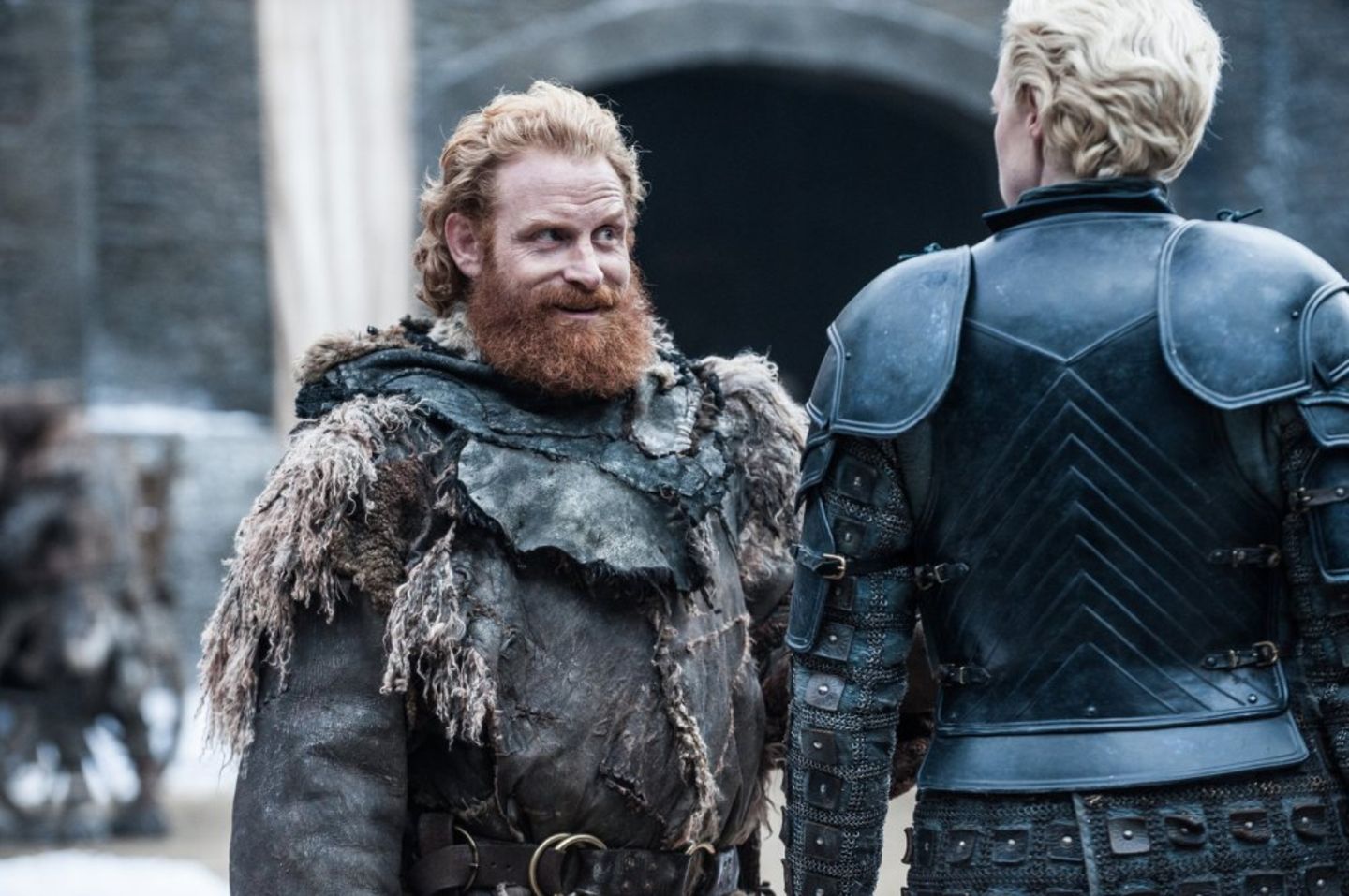 Zuletzt war Brienne von Tarth in Schnellwasser, hier scheint sie zurück in der Schwarzfeste zu sein. Wildling Thormund flirtete schon früher mit der starken Kämpferin.