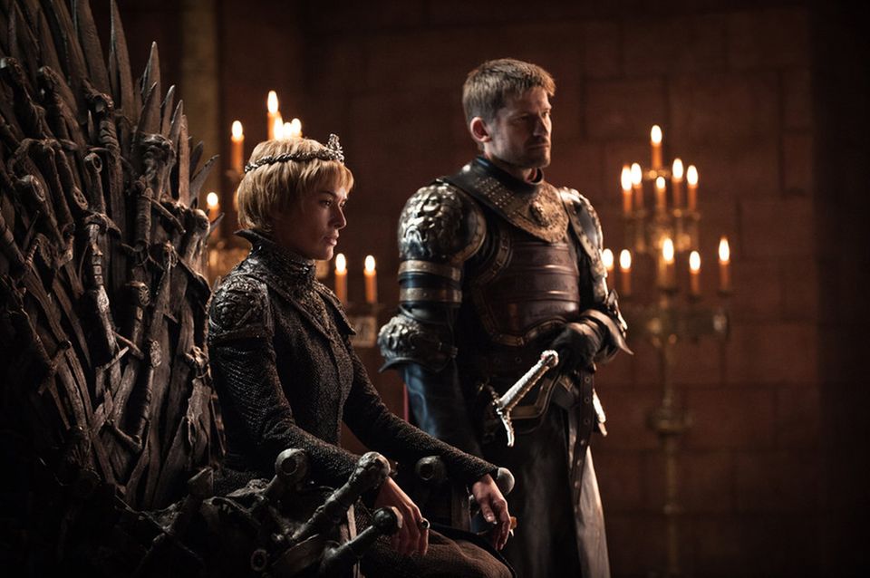 An diesen Anblick müssen wir uns in Staffel 7 wohl vorerst gewöhnen: Königin Cersei Lannister hatte sich am Ende der letzten Staffel den Eisernen Thron gekrallt. Ob sie ihn lange halten kann? Und wird ihr Bruder und Liebhaber Jaime an ihrer Seite bleiben?