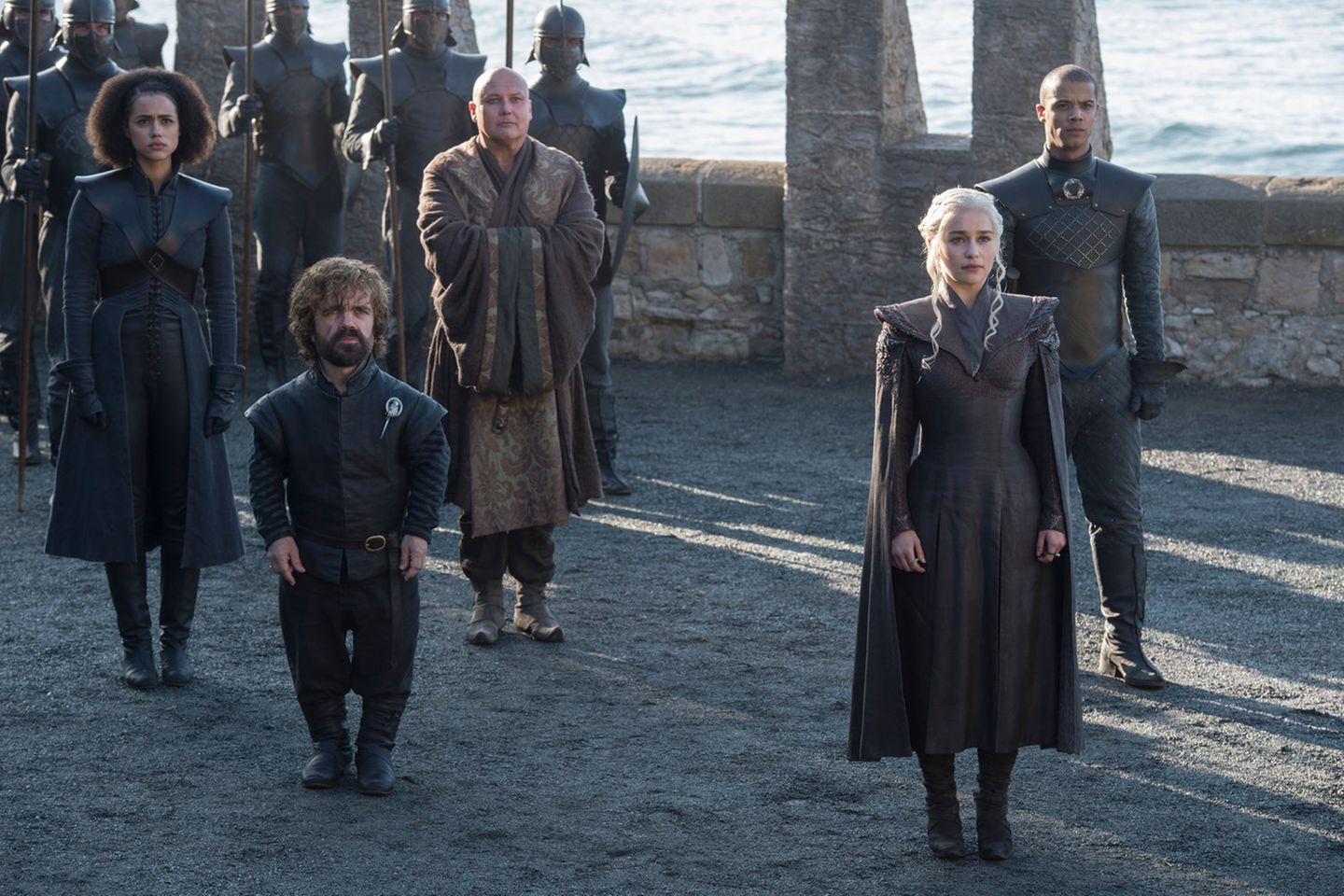 Denn Daenerys Targaryen will sich ihr Reich zurückholen. Sie brach mit einer Flotte auf, um sich auf den Weg nach Westeros zu machen. Auf den Teaser-Bildern hat sie schon wieder festen Boden unter den Füßen. Bloß: Wo stehen sie, Tyrion Lannister und der ewige Intrigant Varys hier? 