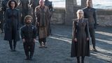 Denn Daenerys Targaryen will sich ihr Reich zurückholen. Sie brach mit einer Flotte auf, um sich auf den Weg nach Westeros zu machen. Auf den Teaser-Bildern hat sie schon wieder festen Boden unter den Füßen. Bloß: Wo stehen sie, Tyrion Lannister und der ewige Intrigant Varys hier? 
