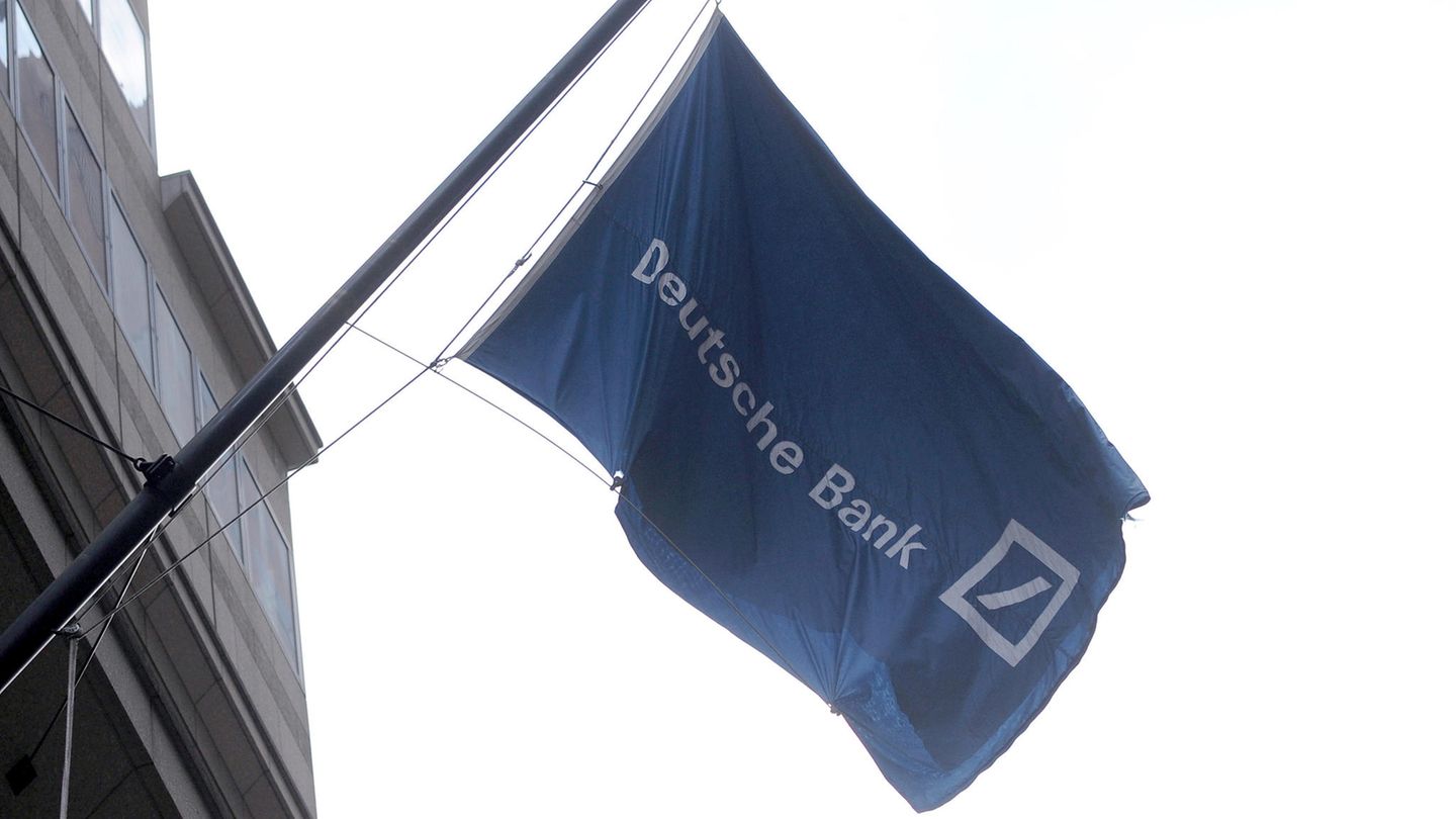 An der Wall Street weht eine Fahne der Deutschen Bank