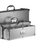 Das besondere Geschenk für alle Grillfetischisten: Ein Grillkoffer mit eigener Gravur. Wird angeboten von der Firma Druckspezialist. 14 Teile vom Messer bis zum Wender befinden sich im größten Koffer. 