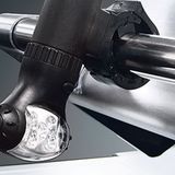 Grillabende im Dunkeln sind gemütlich, doch leider sieht der Grillverantwortliche man nicht mehr, was auf dem Grillrost vor sich geht.  Von Broil King gibt es diese universelle Grillampe, die sich vor allem für die Griffe von Gasgrillhauben eignet. Vorteil: Beide Hände bleiben frei.