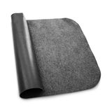 Der Grillteppich.  Kein Scherz, den gibt es wirklich von Broil King.  Rund um den Grill sprühen Funken, tropfen Fett und Marinade. Fett zusammen mit stark färbenden Gewürzen wie Curry, Paprika oder Kurkuma hinterlassen sehr hartnäckige Flecken selbst auf imprägnierten Terrassensteinen.  So ein feuerfester Grillteppich ist keine schlechte Geschenkidee.