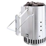 Unverzichtbar für alle Holzkohlegriller: der Anzündtopf. Mit Briketts füllen, einen Grillanzünder darunter und nach 20 Minuten die durchgeglühte Holzkohle in den Grill kippen. Kein pusten, kein fächeln. Das abgebildete Modell kommt von Weber, Anzündkamine werden jedoch von diversen Herstellern in unterschiedlichen Qualitäten angeboten. 