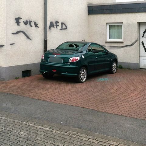 Auto von AfD-Politiker Reil mit eingeschlagenen Scheiben, beschmierte Hauswand