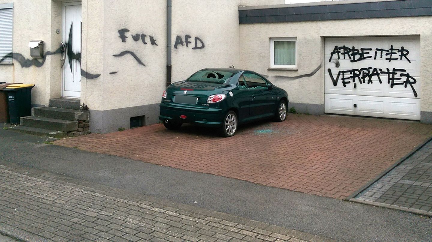Auto von AfD-Politiker Reil mit eingeschlagenen Scheiben, beschmierte Hauswand
