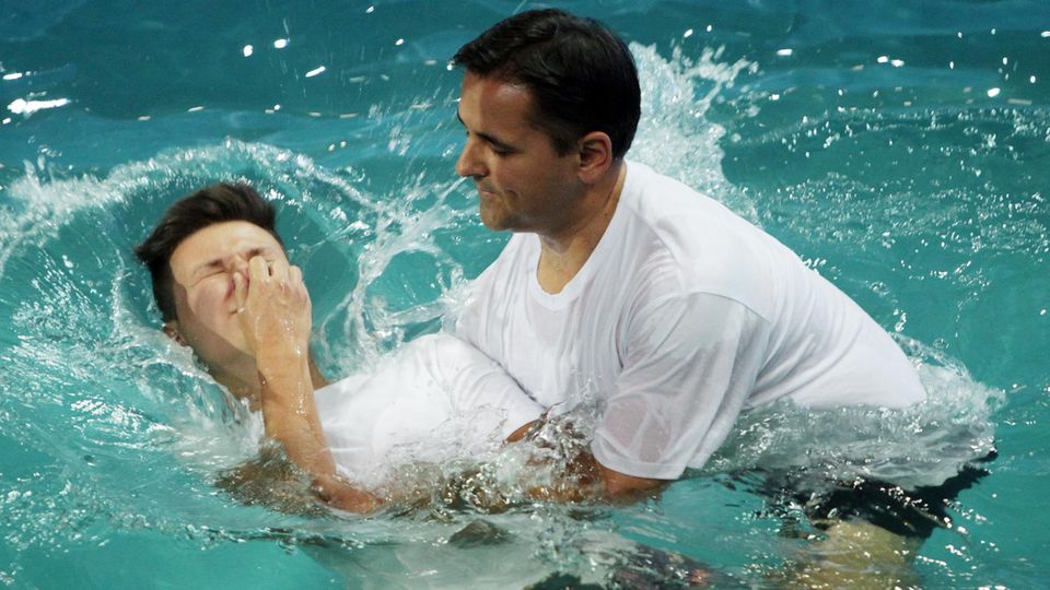 Eine Taufe der Zeugen Jehovas
