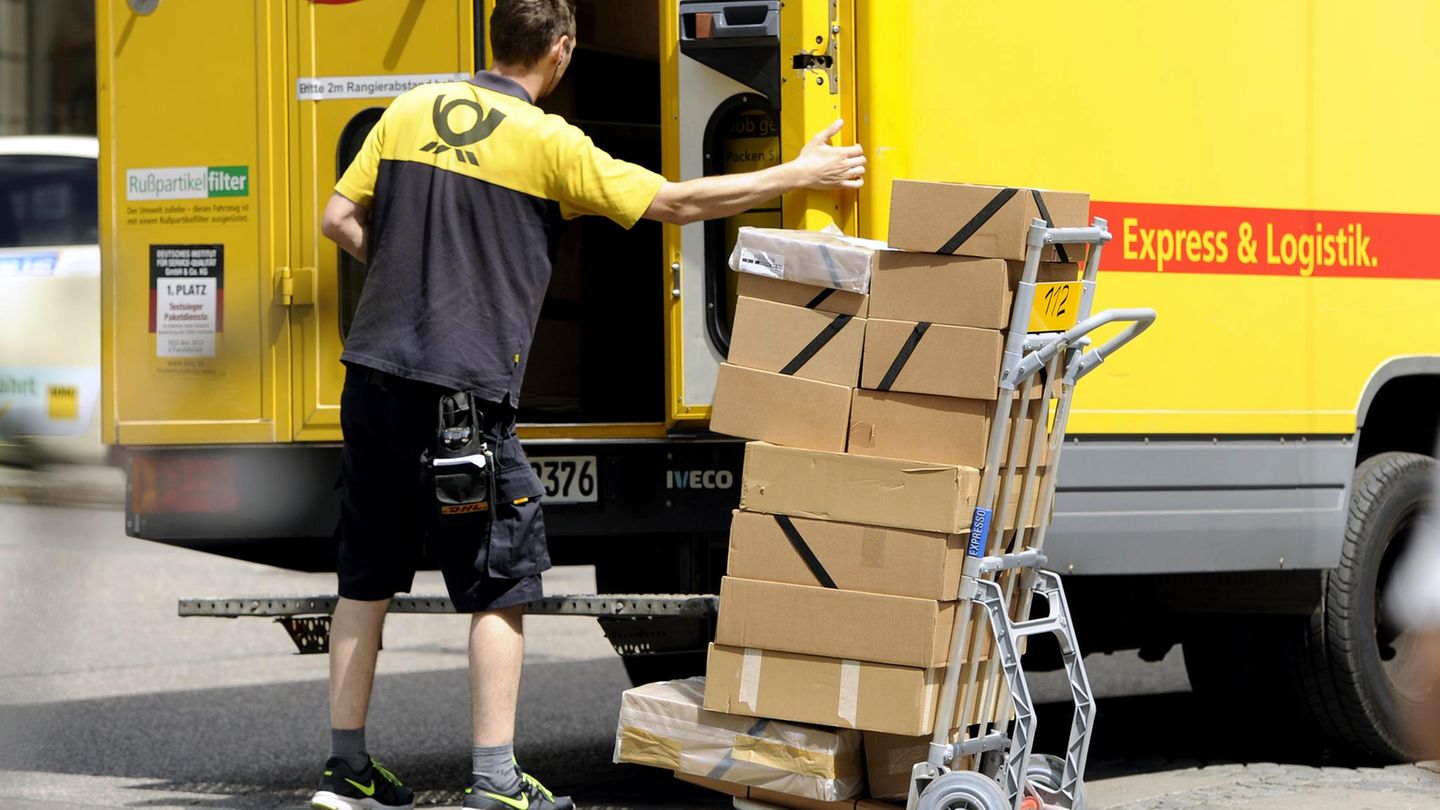 Paketbote bei der Arbeit