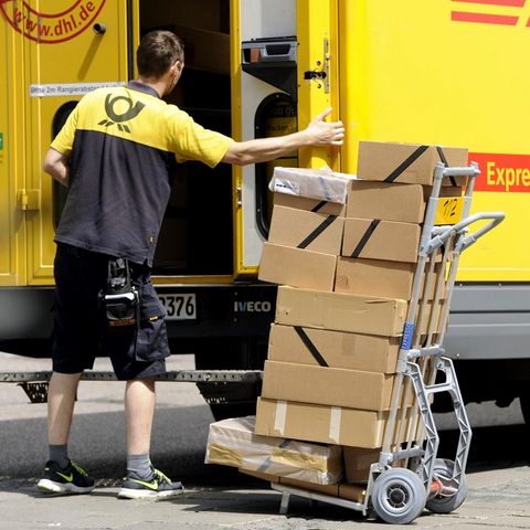 Paketbote bei der Arbeit