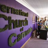 Cannabiskirche aus Gras