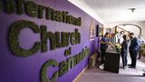 Cannabiskirche aus Gras