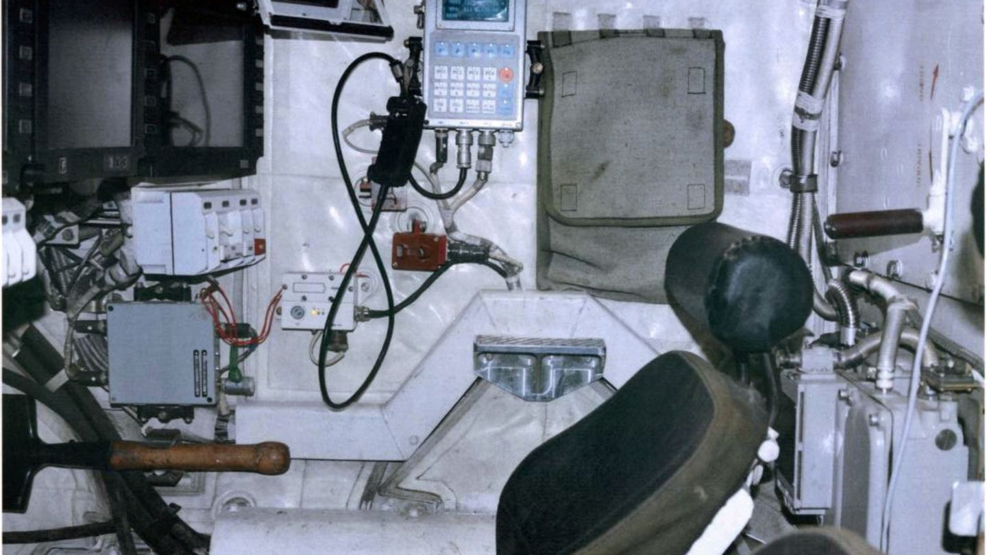So sieht ein Arbeitsplatz im T-14 aus. Lustiges Detail ist der uralte Spaten neben dem Sitz.