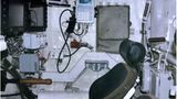 So sieht ein Arbeitsplatz im T-14 aus. Lustiges Detail ist der uralte Spaten neben dem Sitz.