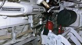 Solides Metall ohne Verkleidung umgibt die Besatzung.