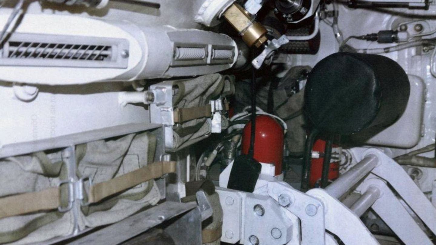 Solides Metall ohne Verkleidung umgibt die Besatzung.