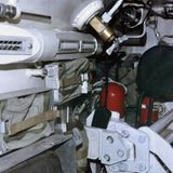 Solides Metall ohne Verkleidung umgibt die Besatzung.