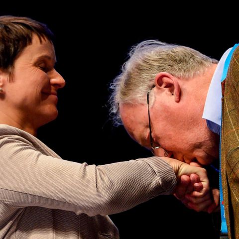 Küss die Hand: Alexander Gauland und Frauke Petry beim Parteitag der AfD