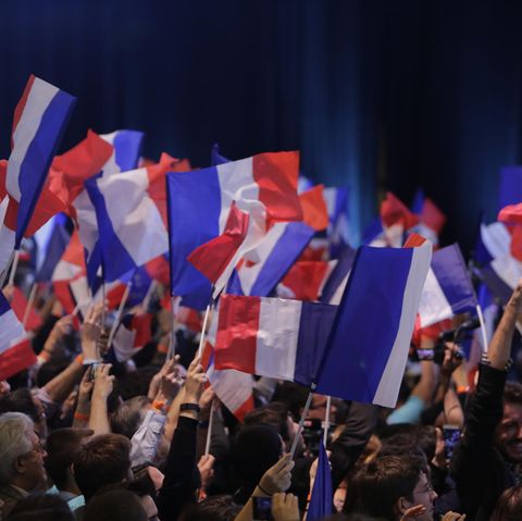 Anhänger des französischen Präsidentschaftskandidaten Emmanuel Macron schwenken französische Flaggen