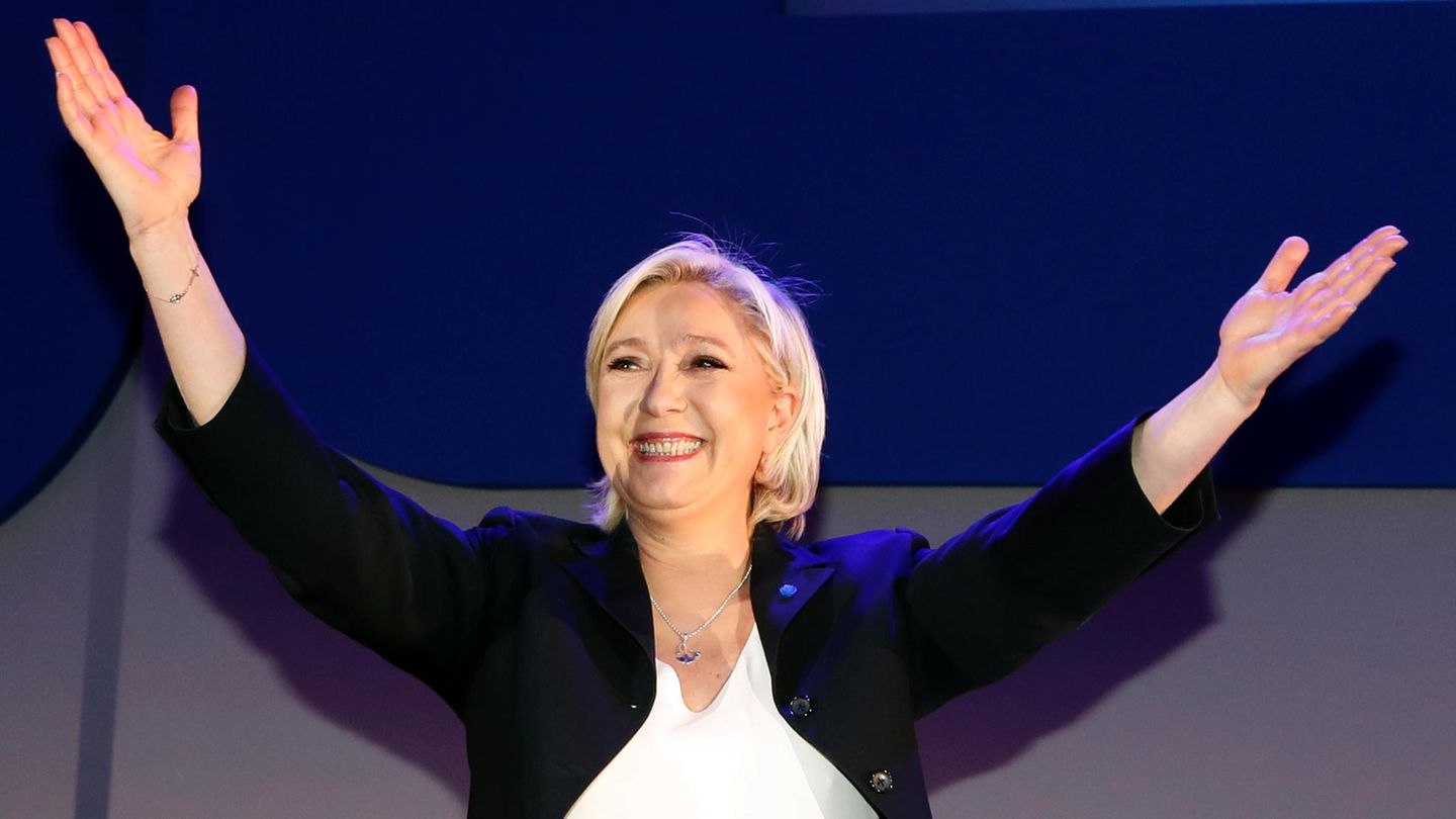 Marine Le Pen jubelt - sie hat mit für den Front National ein Rekordergebnis bei der Wahl in Frankreich eingefahren