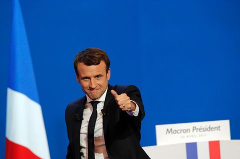Emmanuel Macron hebt den Daumen - er hat die Präsidenten-Wahl in Frankreich gewonnen