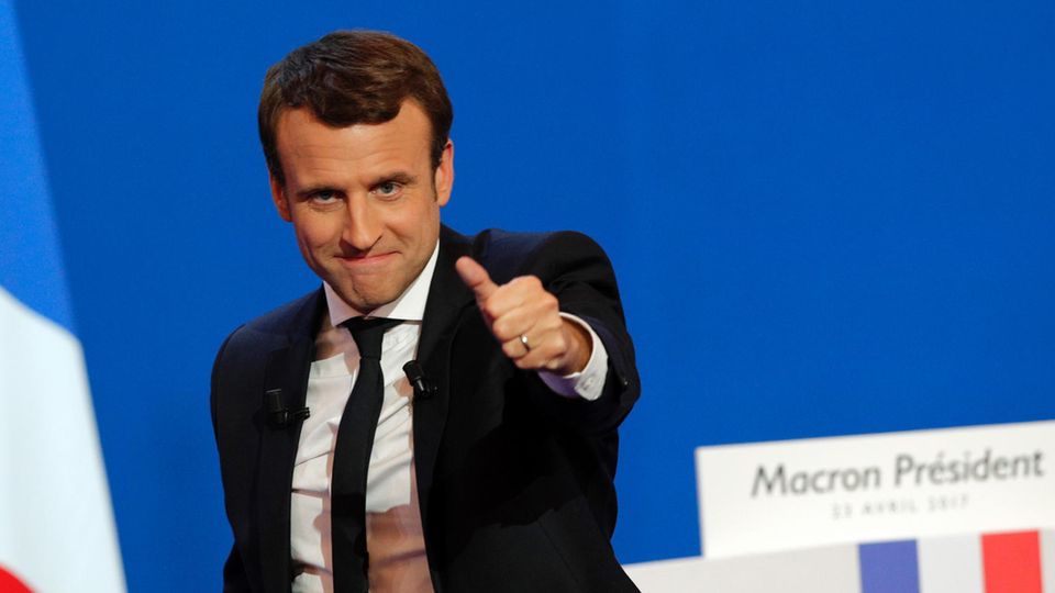 Emmanuel Macron hebt den Daumen - er hat die Präsidenten-Wahl in Frankreich gewonnen
