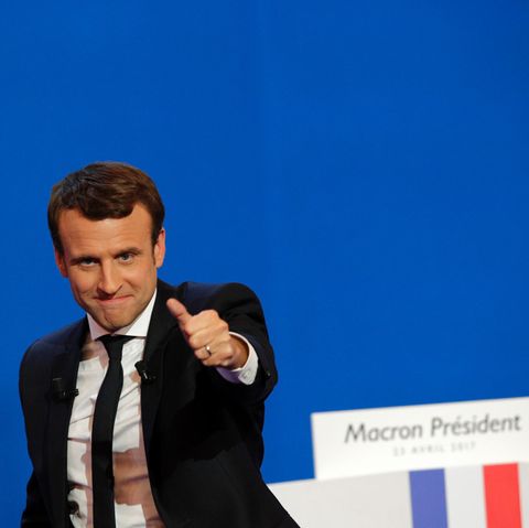 Emmanuel Macron hebt den Daumen - er hat die Präsidenten-Wahl in Frankreich gewonnen