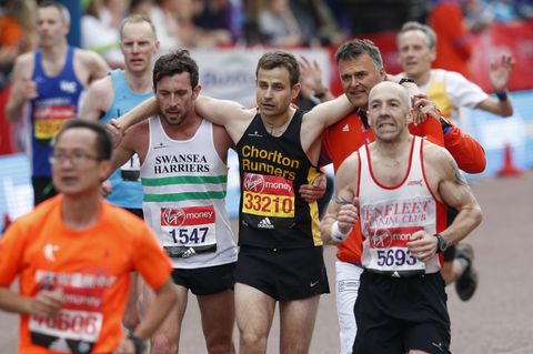 Matthew Rees hilft David Wyeth beim London Marathon