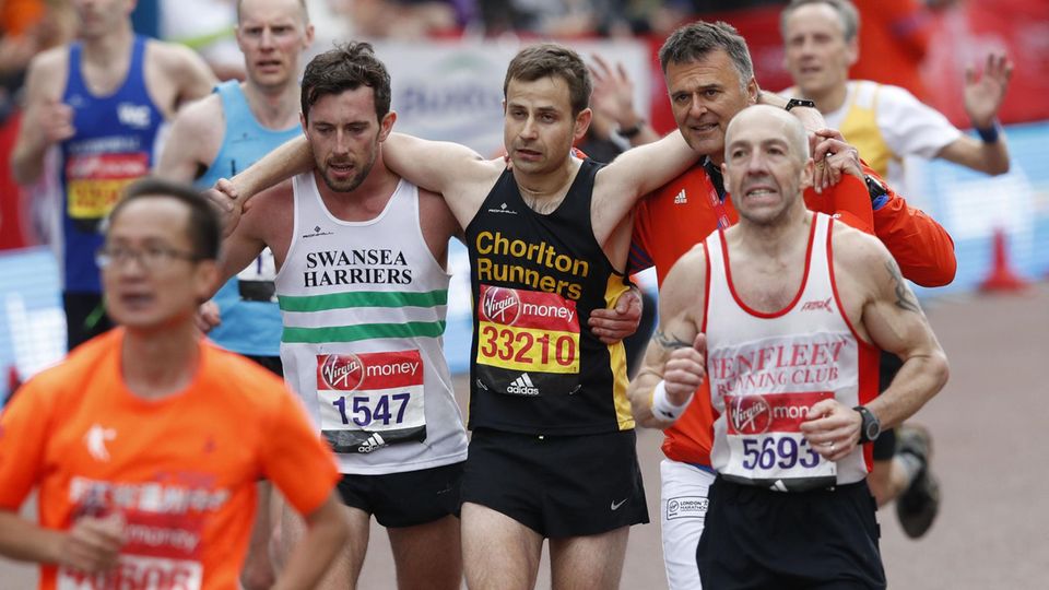 Matthew Rees hilft David Wyeth beim London Marathon