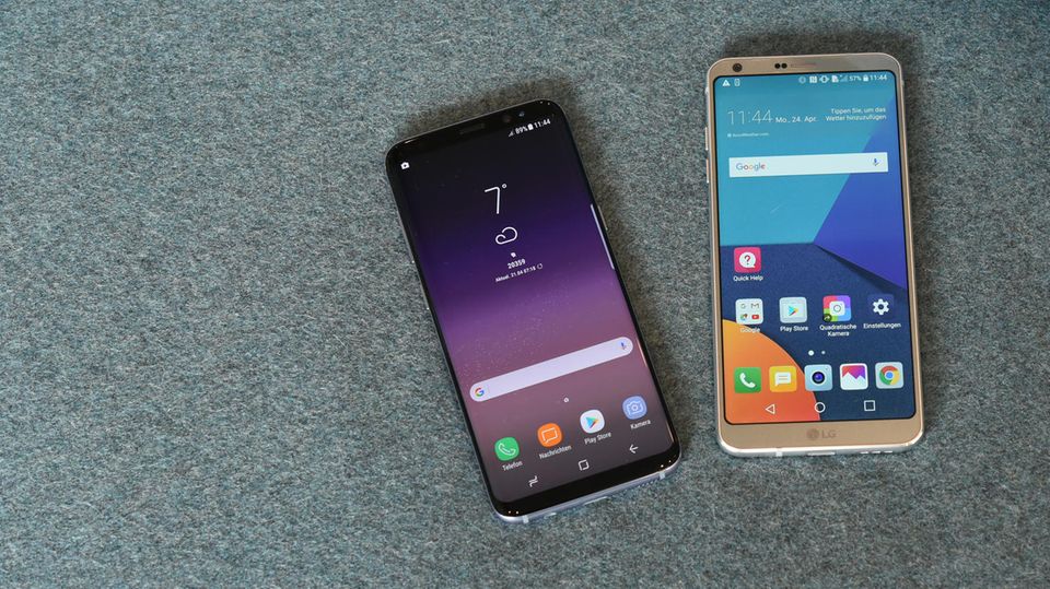 LG G6 Samsung Galaxy S8 LG G6 und Samsung Galaxy S8 liegen nebeneinander
