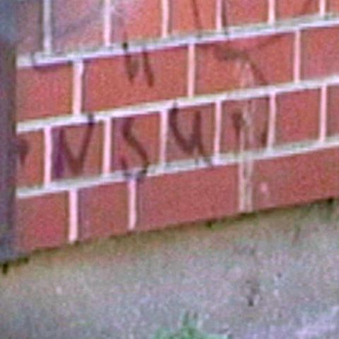 Dieser Schriftzug am Tatort soll einem Filmemacher aufgefallen sein