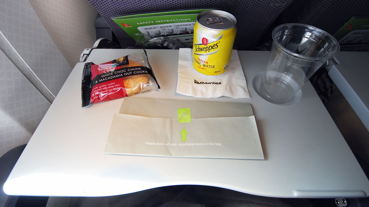 Qantas, Economy Class: Adelaide - Sydney