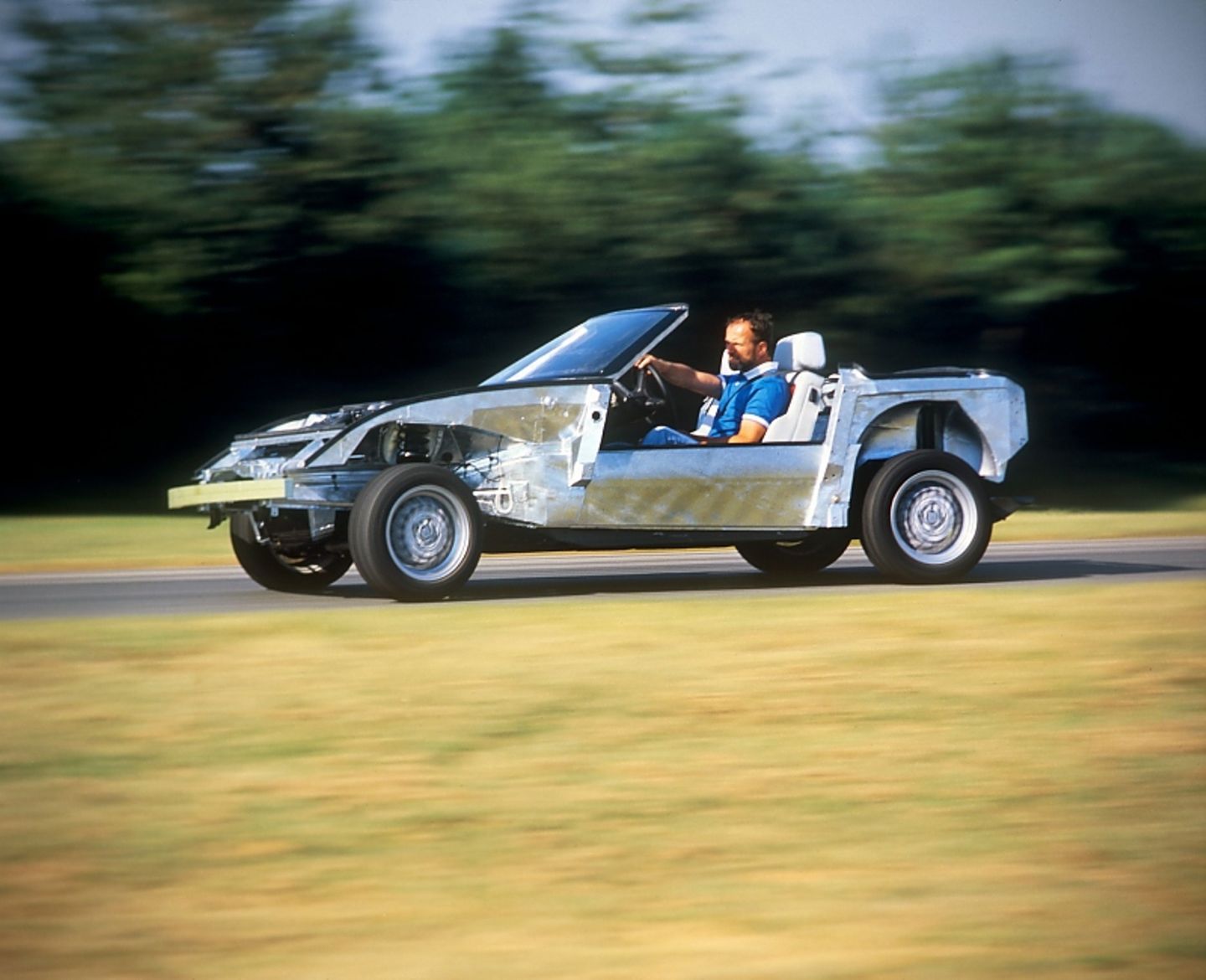 Der BMW Z1 ohne Kunststoff-Außenhaut bei einer Testfahrt
