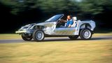 Der BMW Z1 ohne Kunststoff-Außenhaut bei einer Testfahrt