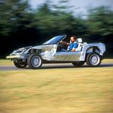 Der BMW Z1 ohne Kunststoff-Außenhaut bei einer Testfahrt