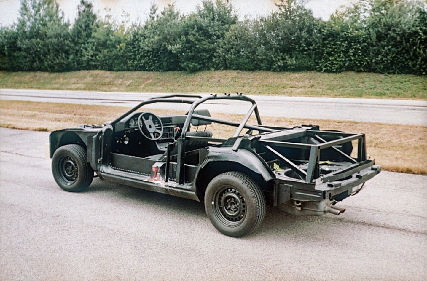 Dieser Versuchsträger des BMW 850i passt besser in einen Mad Max-Film