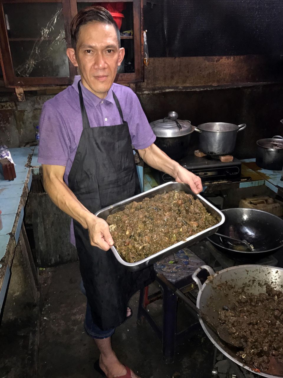 Küchenchef Michael Kenzo kocht in seinem Restaurant Tinoor Permai in Jakarta (Indonesien) Hundefleisch-Gulasch.