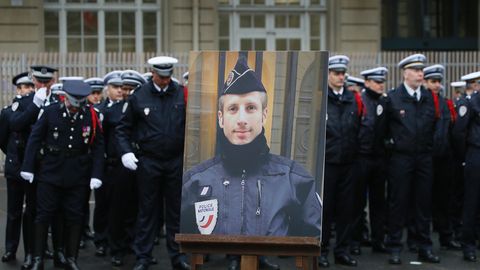 Ein Porträt des Pariser Polizisten Xavier Jugele steht bei der Trauerfeier für den bei einem Terroranschlag Erschossenen.