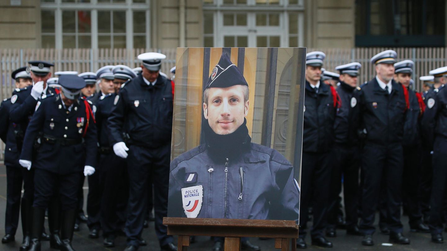 Ein Porträt des Pariser Polizisten Xavier Jugele steht bei der Trauerfeier für den bei einem Terroranschlag Erschossenen.