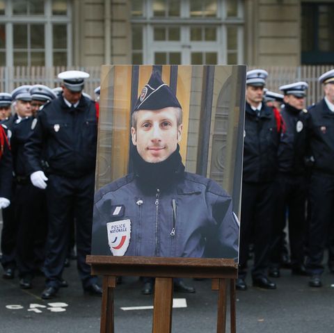 Ein Porträt des Pariser Polizisten Xavier Jugele steht bei der Trauerfeier für den bei einem Terroranschlag Erschossenen.