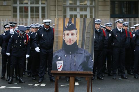 Ein Porträt des Pariser Polizisten Xavier Jugele steht bei der Trauerfeier für den bei einem Terroranschlag Erschossenen.