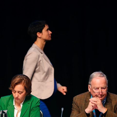 Bundesparteitag in Köln: Parteichefin Petry im Hintergrund, die AfD-Spitzenkandidaten Alice Weidel (l.) und Alexander Gauland vorn, in der Mitte Beatrix von Storch