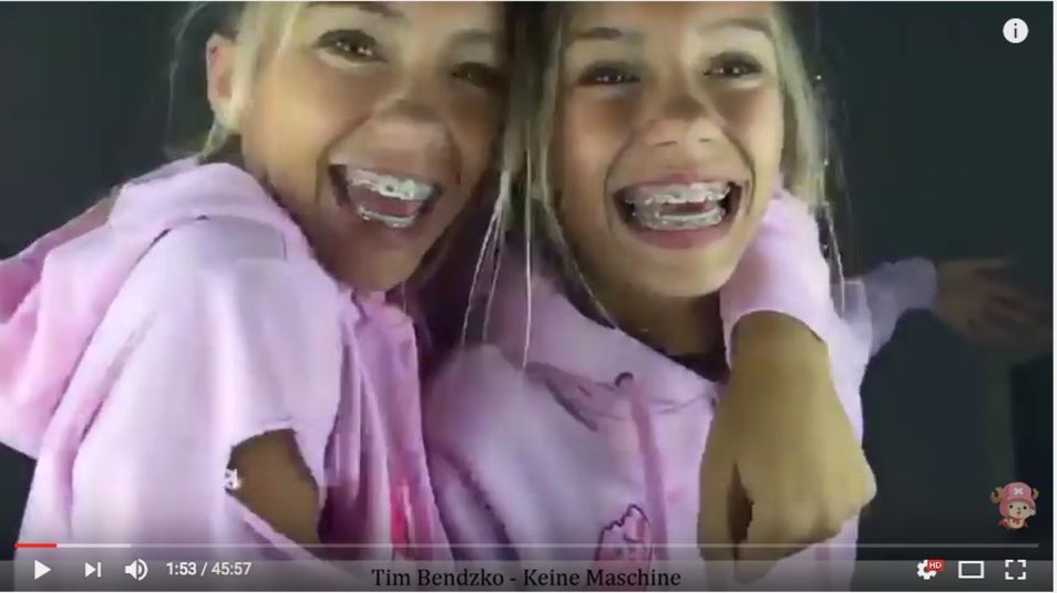 Lisa und Lena Die Zwillinge strahlen in die Kamera