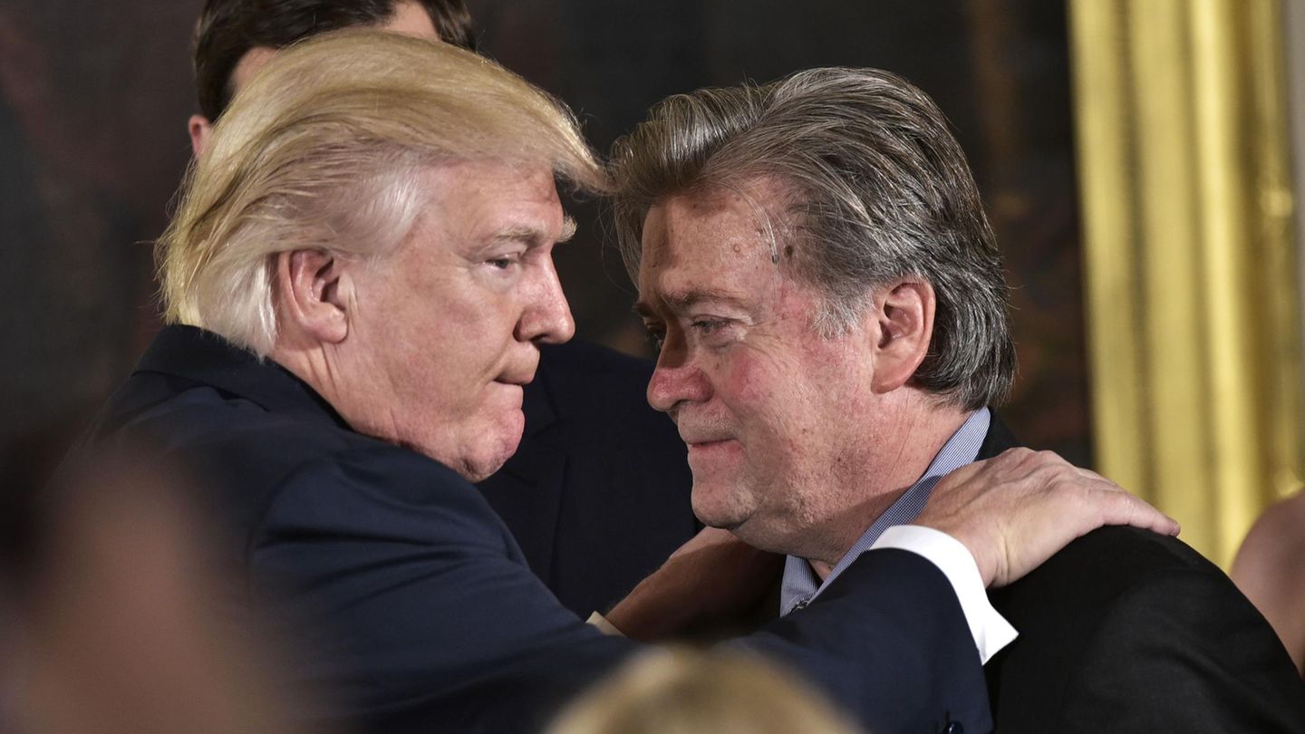 US-Präsident Donald Trump (l.) und sein Chefstratege Stephen Bannon, ehemaliger Chef der Webseite "Breitbart"