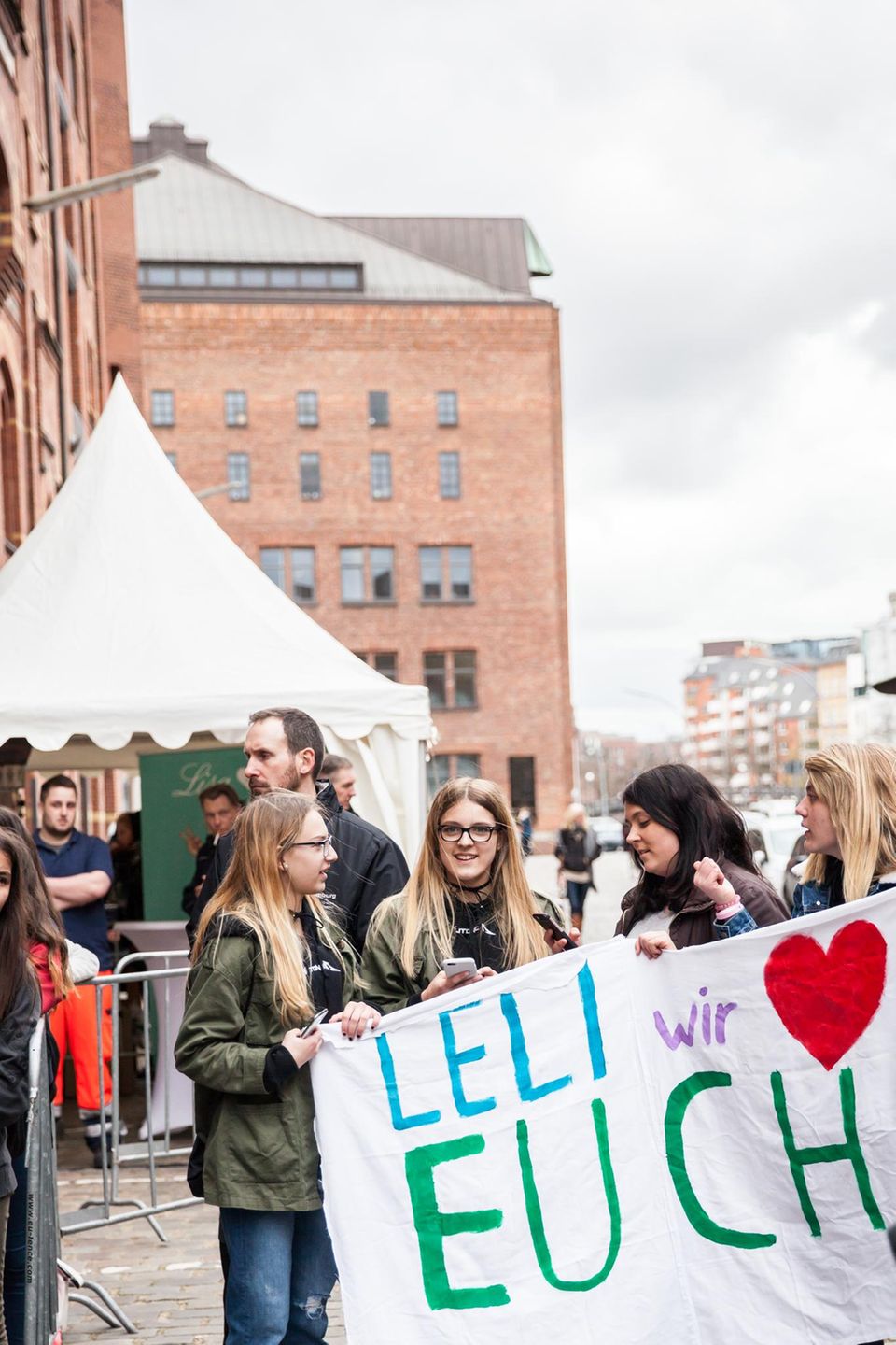 Fans Fans halte ein Plakat auf dem steht: "Leli wir lieben euch"