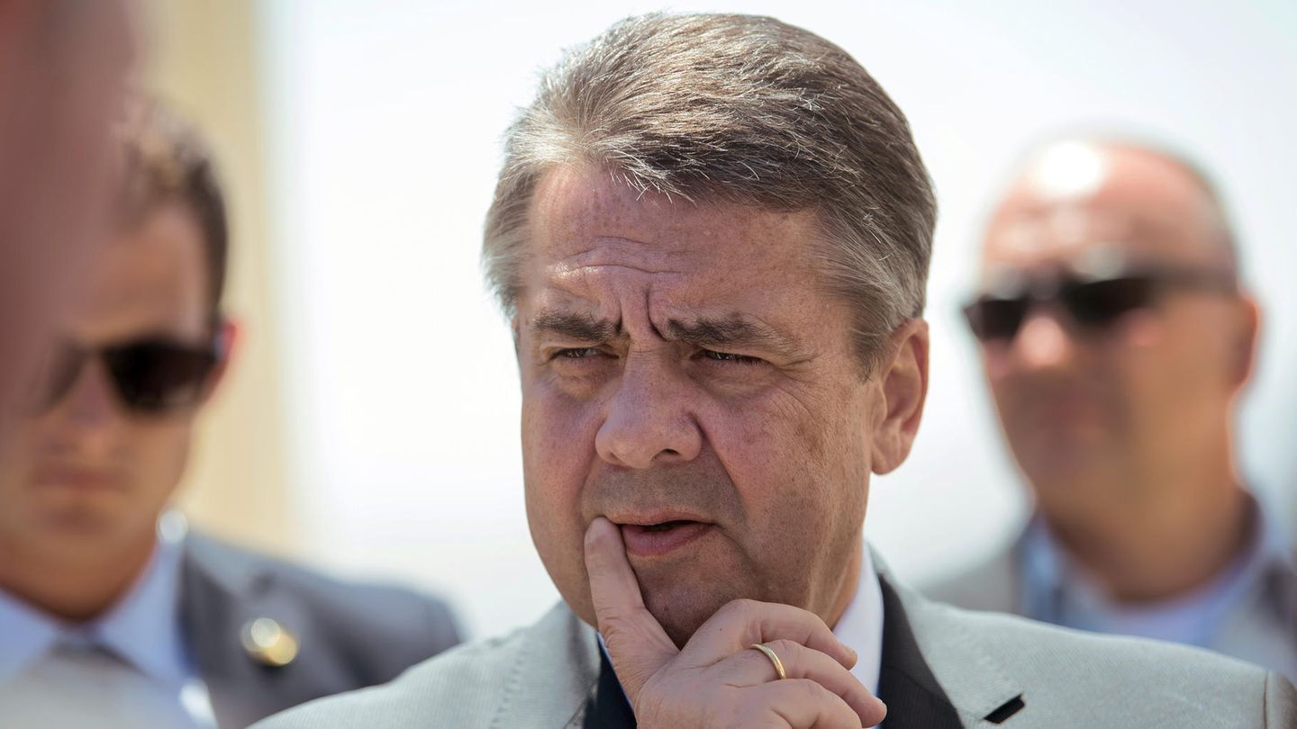 Außenminister Sigmar Gabriel mit Finger an der Lippe - Besuch in Isreal, kein Treffen mit Benjamin Netanjahu