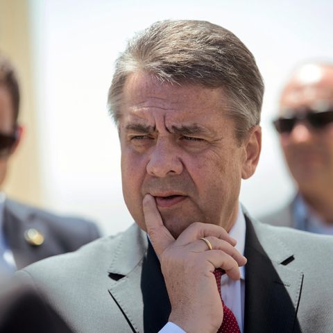 Außenminister Sigmar Gabriel mit Finger an der Lippe - Besuch in Isreal, kein Treffen mit Benjamin Netanjahu