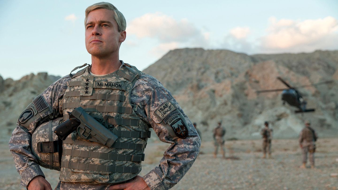 Brad Pitt in seiner Rolle als General Dan McMahon im Netflix-Film "War Machine"