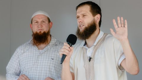 Die islamistischen Prediger Pierre Vogel und Sven Lau (ohne Kappe)