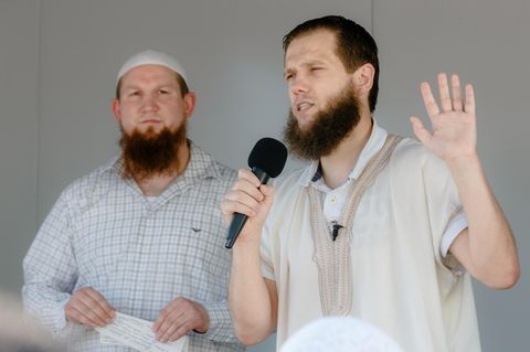 Die islamistischen Prediger Pierre Vogel und Sven Lau (ohne Kappe)